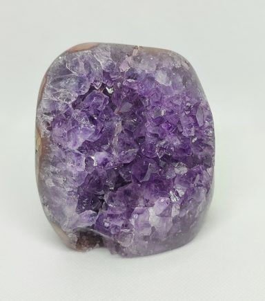 Quartz violet avec des cristaux brillants sur une base naturelle.