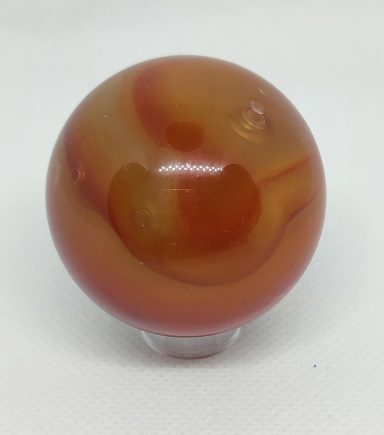 Boule en agate aux nuances orangées et marbrées.